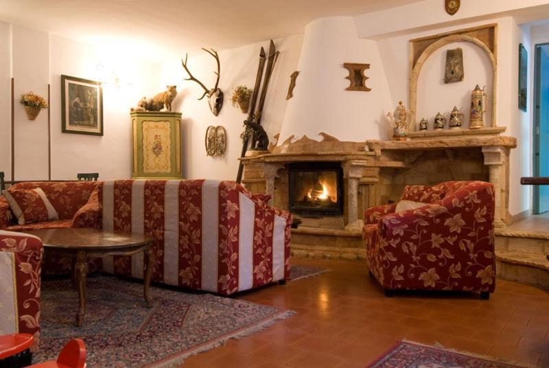 Lh Albergo Il Paradiso Пескассеролі Екстер'єр фото