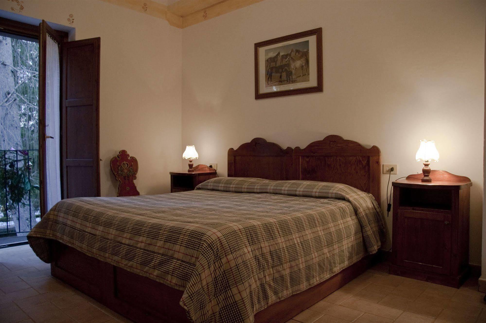 Lh Albergo Il Paradiso Пескассеролі Екстер'єр фото